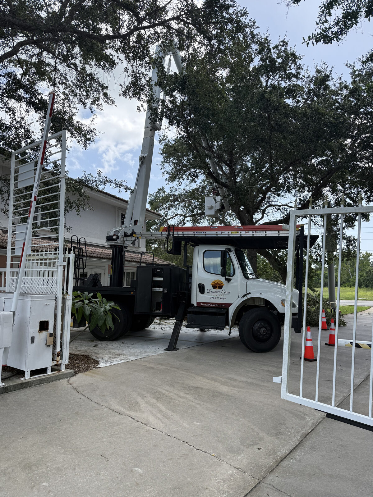 Treasure Coast Tree Pros bucket truck parked and ready for tree work